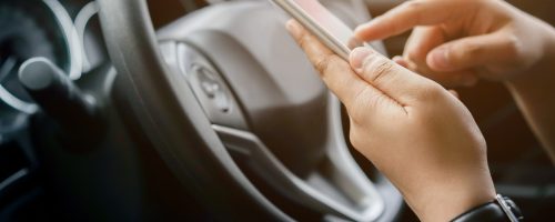 Jaki mandat grozi za używanie telefonu podczas jazdy?