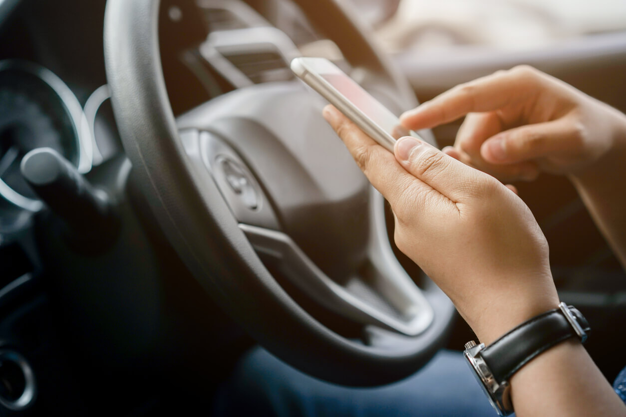 Jaki mandat grozi za używanie telefonu podczas jazdy?