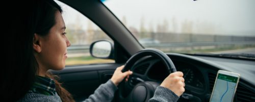 5 rzeczy, których nie wolno robić podczas jazdy (niektóre mogą Cię zaskoczyć)