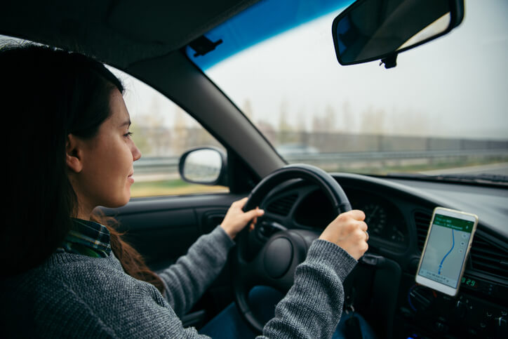 5 rzeczy, których nie wolno robić podczas jazdy (niektóre mogą Cię zaskoczyć)