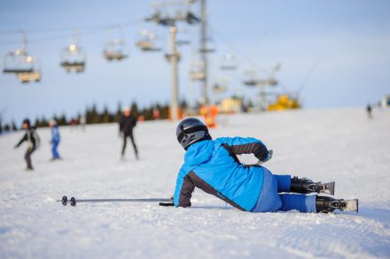Najczęściej spotykane wypadki na nartach! Co uwzględnić w ubezpieczeniu?