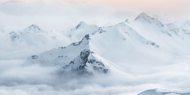 Ośnieżone górskie szczyty w Gruzji