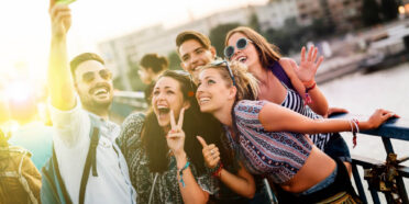 Grupa turystów pozująca do selfie