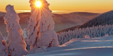 Widok na ośnieżone stoki po zachodzie słońca