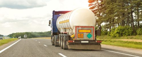 Drogowy transport substancji niebezpiecznych – co to jest ADR?