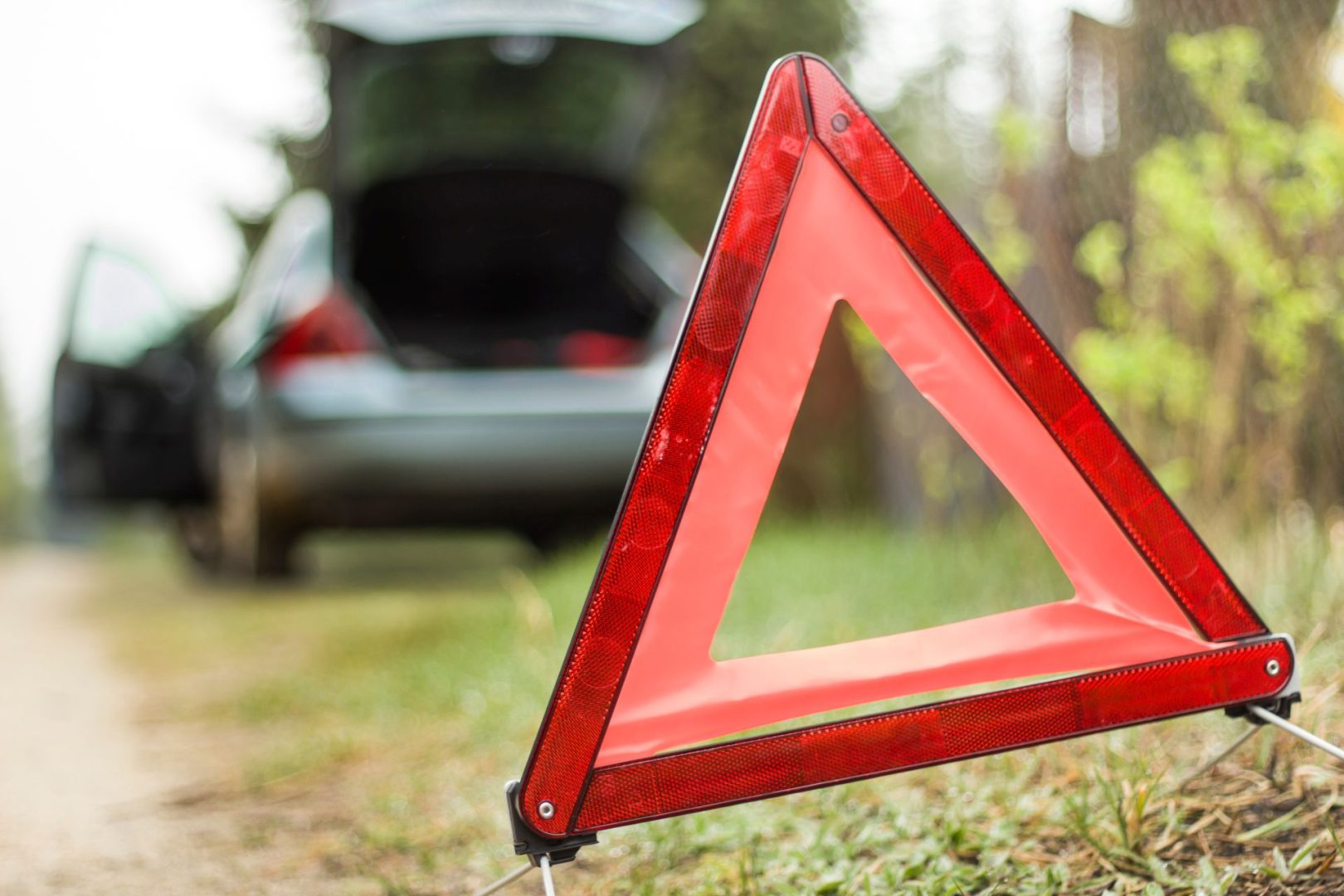 Awaria auta w trasie – wszystko co musisz wiedzieć na wypadek awarii samochodu kiedy jesteś w trasie