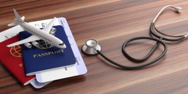 Paszporty z biletami lotniczymi, figurka samolotu i stetoskop