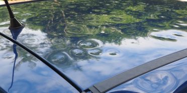 dach samochodu po opadach gradu