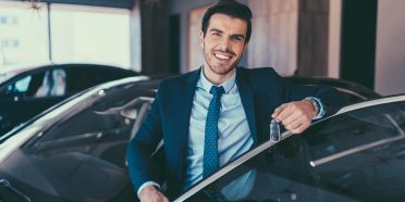 Biznesmen przy aucie