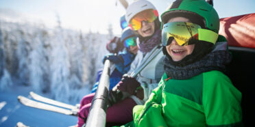 Uśmiechnięta rodzina na wyciągu narciarskim