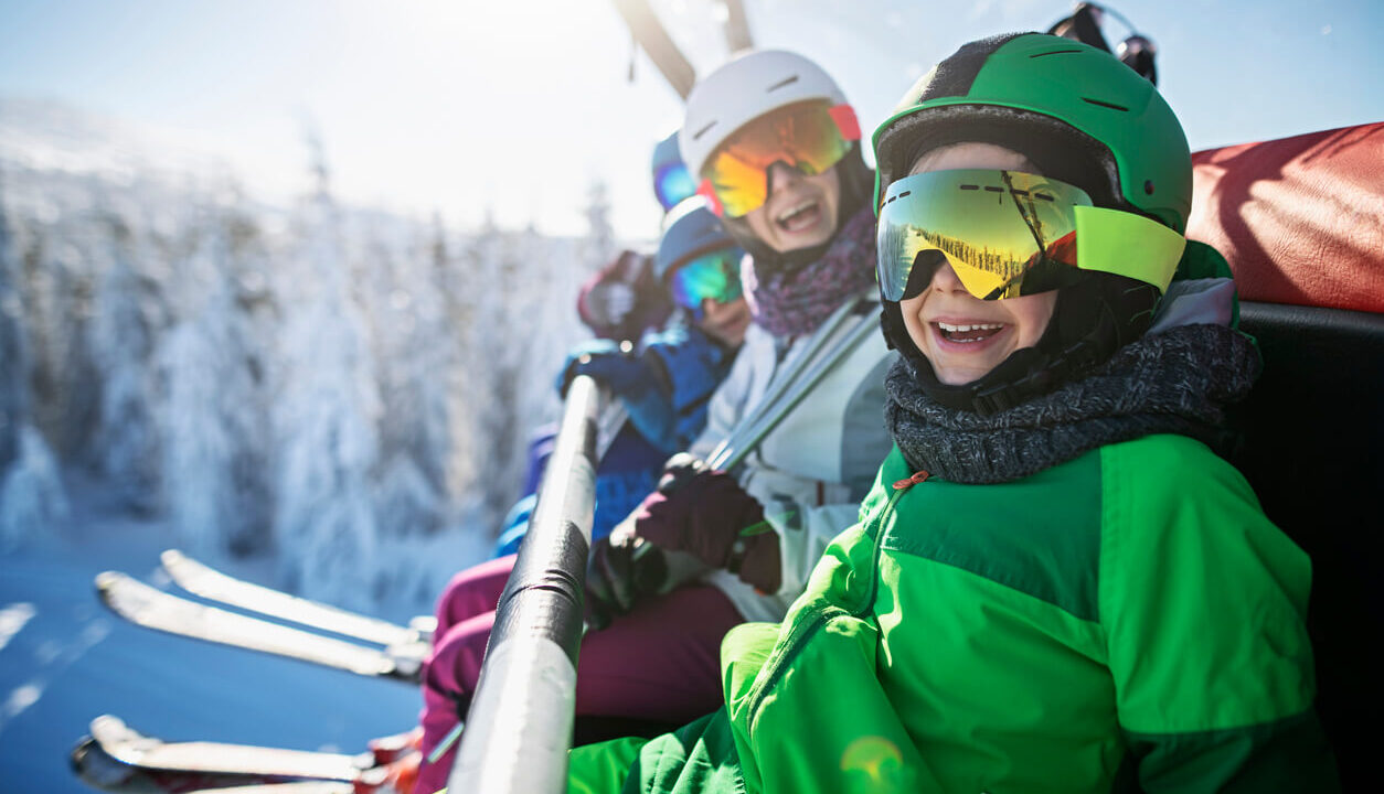 Uśmiechnięta rodzina na wyciągu narciarskim