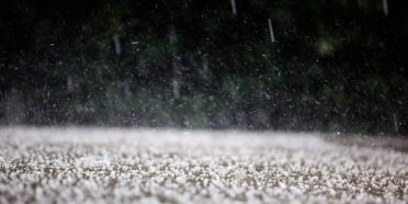 Wgniecenia po gradobiciu – kiedy możesz ubiegać się o środki na naprawę?