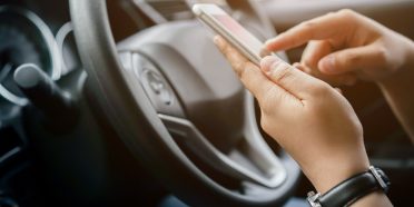 Jaki mandat grozi za używanie telefonu podczas jazdy?