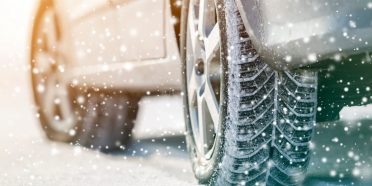Jazda po oblodzonej drodze – jak bezpiecznie prowadzić?