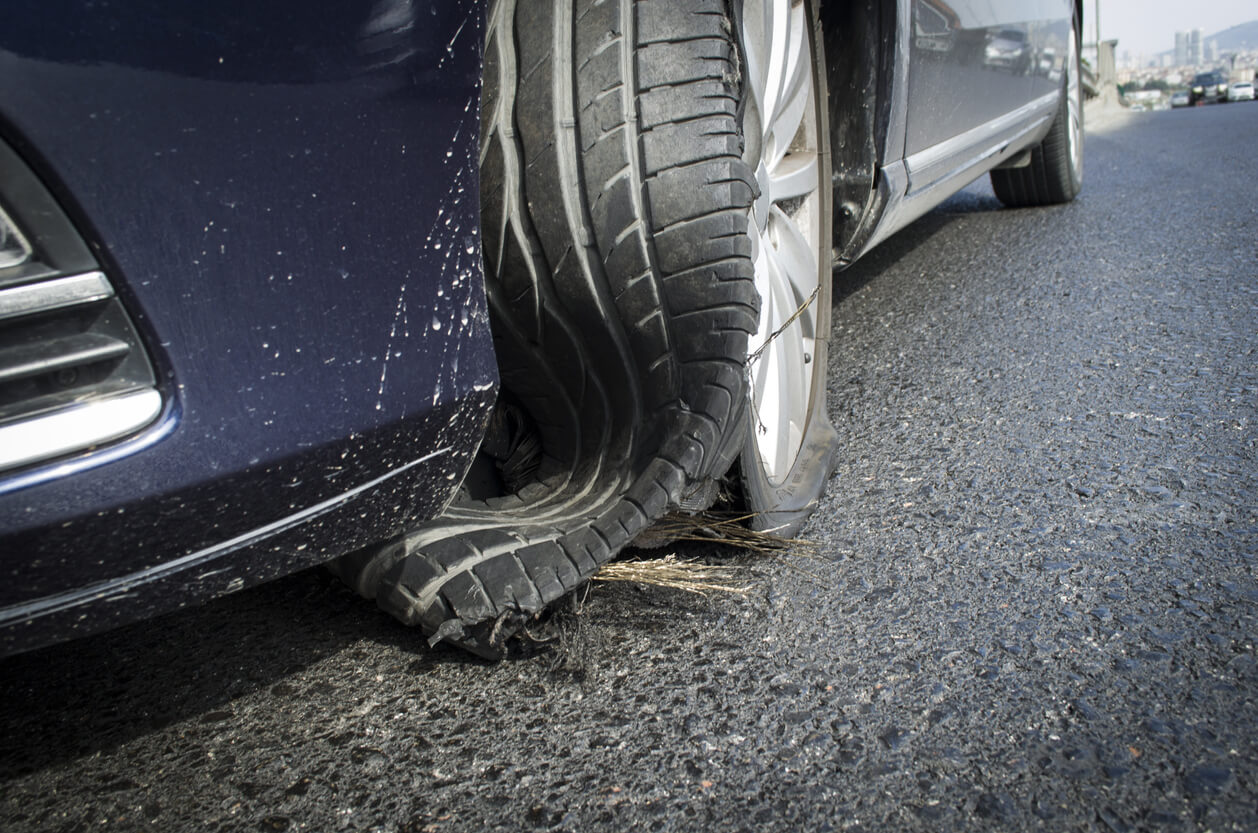 Uszkodzenie pojazdu przez zły stan nawierzchni – co robić?