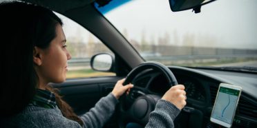 5 rzeczy, których nie wolno robić podczas jazdy