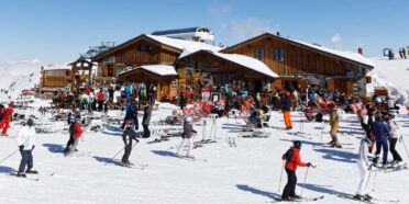 Ośrodek narciarski, wokół wielu narciarzy