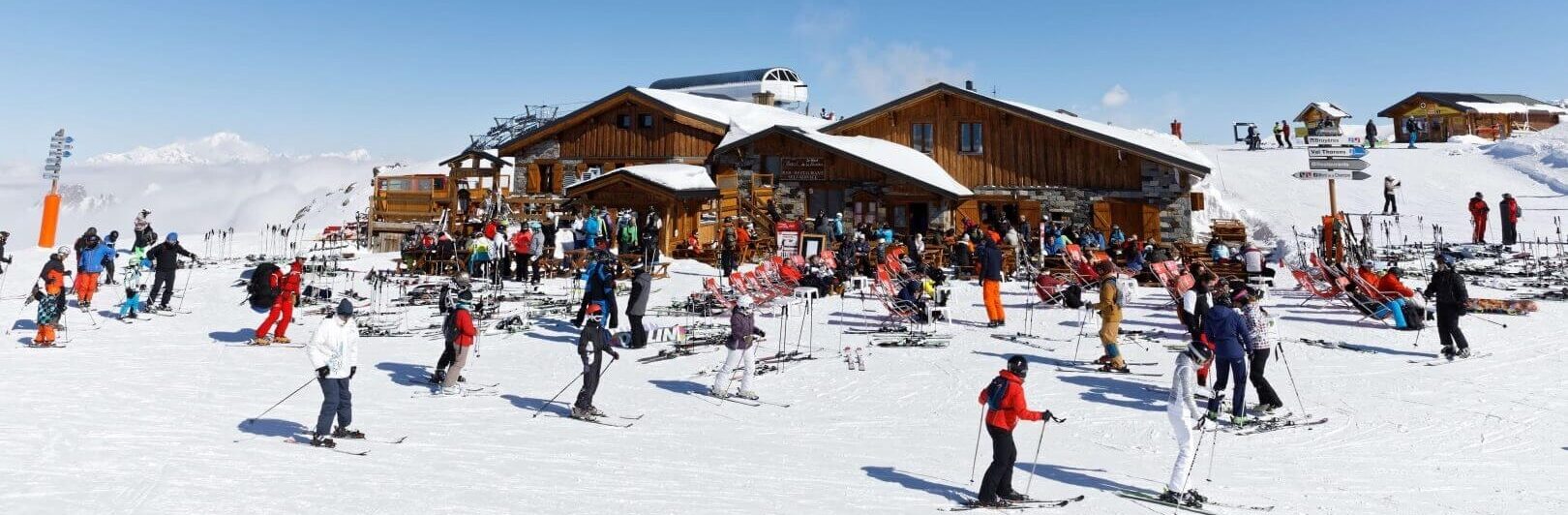 Ośrodek narciarski, wokół wielu narciarzy