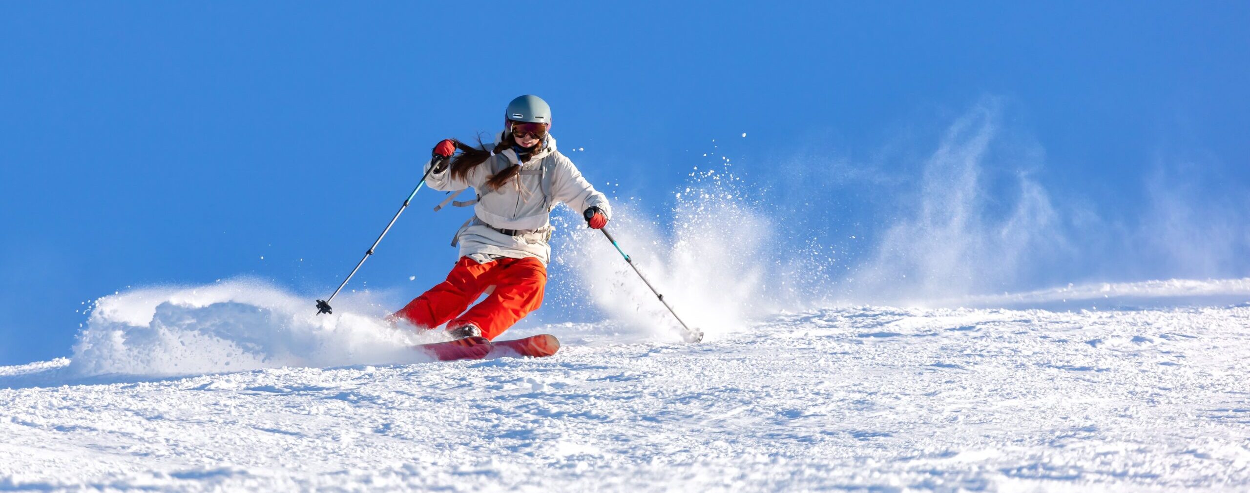 Narciarz zjeżdżający ze stoku