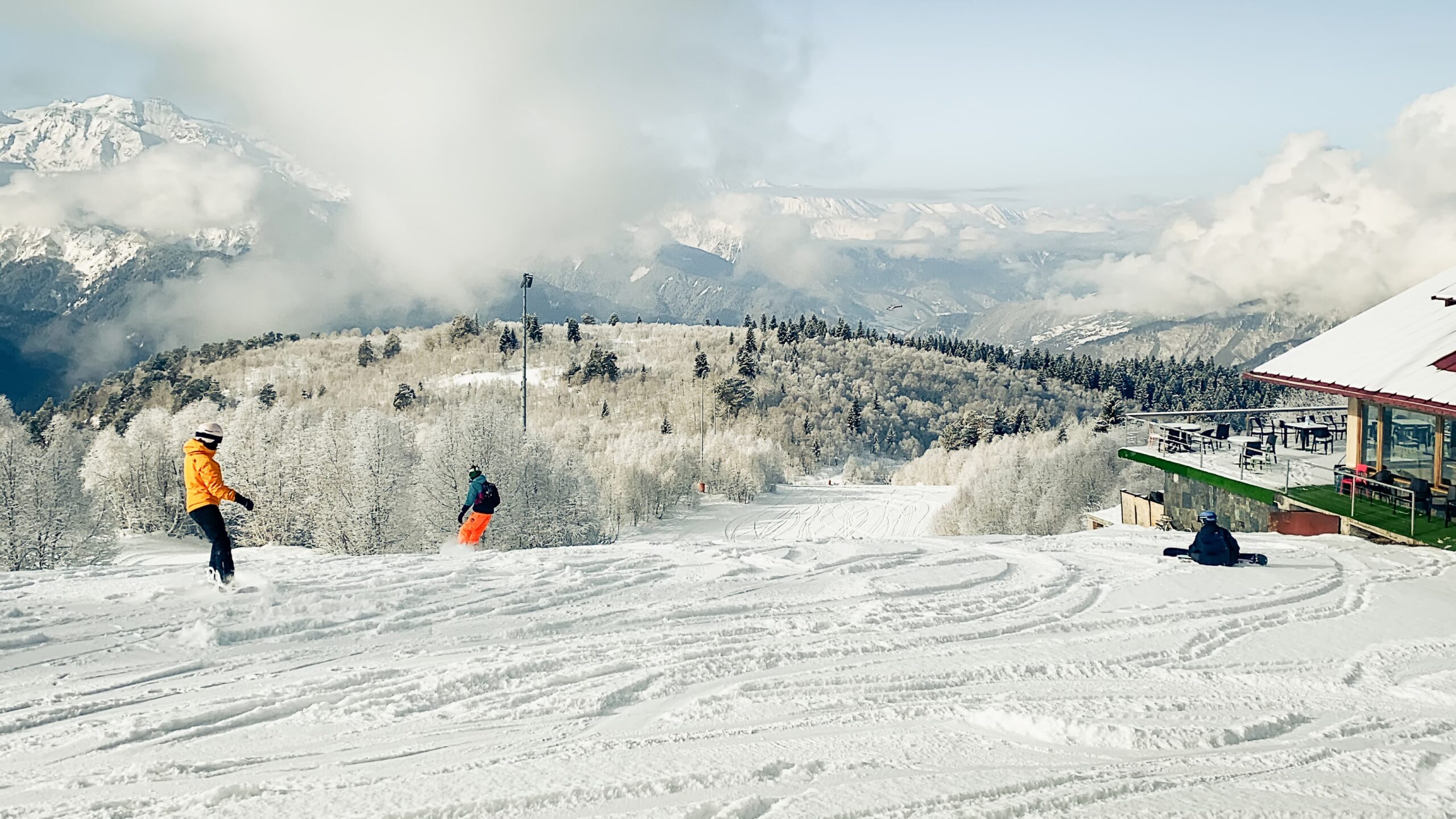 Narciarz i snowboardzista na stoku