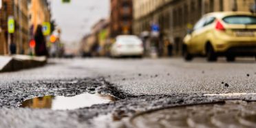 odszkodowanie za dziurę w drodze – kiedy możesz się o nie starać?