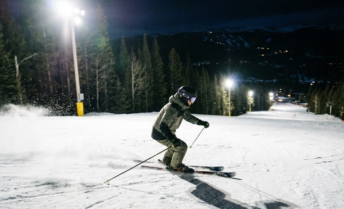 Narciarz nocą na stoku