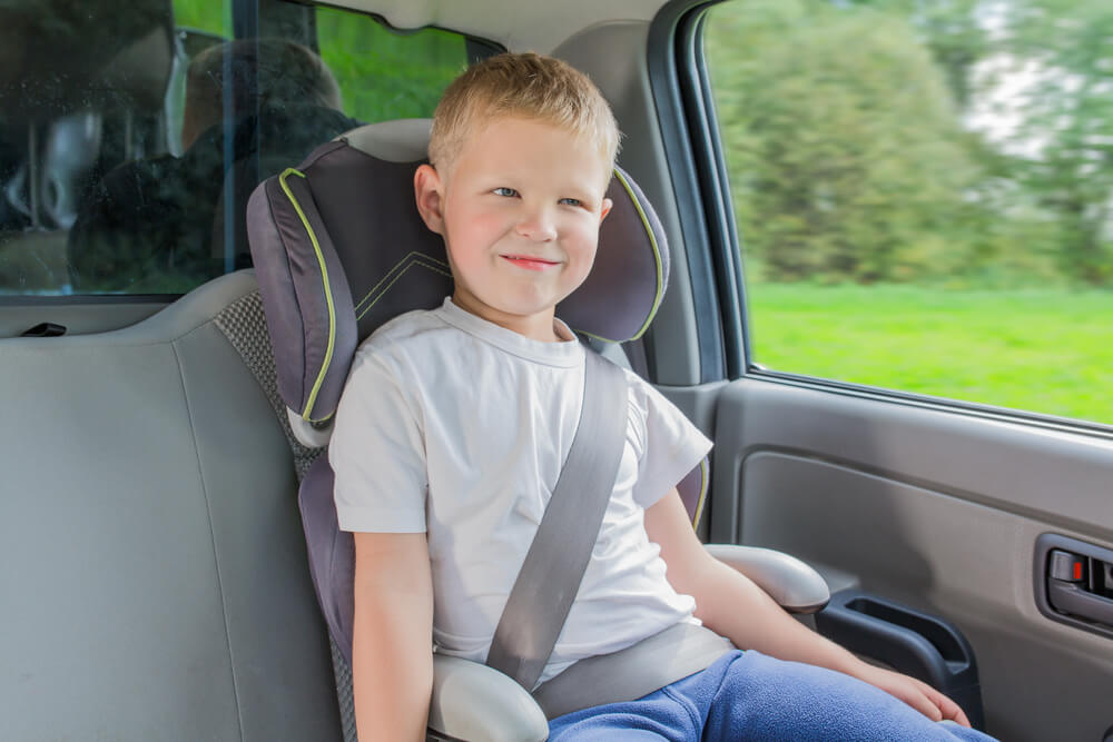 Jak bezpiecznie przewozić dziecko w samochodzie – sprawdź przepisy!