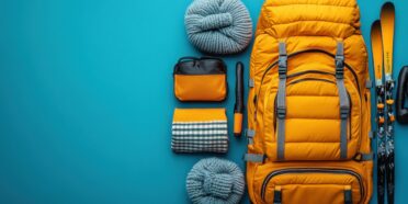 Plecak podróżny wraz ekwipunkiem na podróż oraz narty