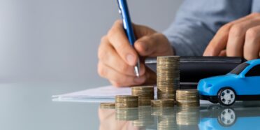 Podpisywanie dokumentów, monety i auto