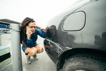 Szkoda parkingowa – jak się zachować?