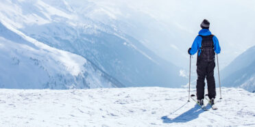 Narciarz stojący na zimowym stoku, chwilę przed zjazdem