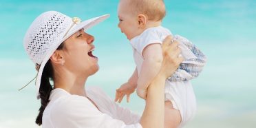 mama trzymająca dziecko