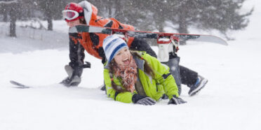Dwoje dzieci bawi się na stoku