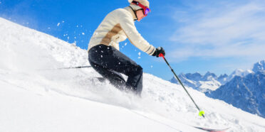 Narciarz zjeżdżający z ośnieżonego stoku