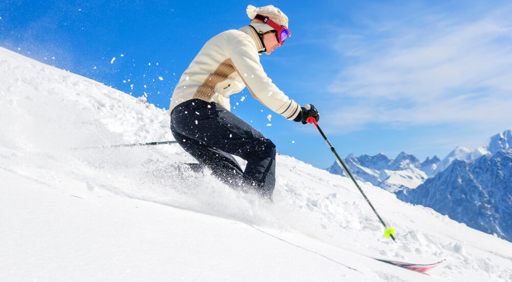 Narciarz zjeżdżający z ośnieżonego stoku