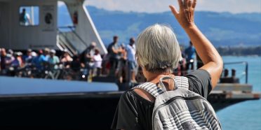 starsza osoba w podróży