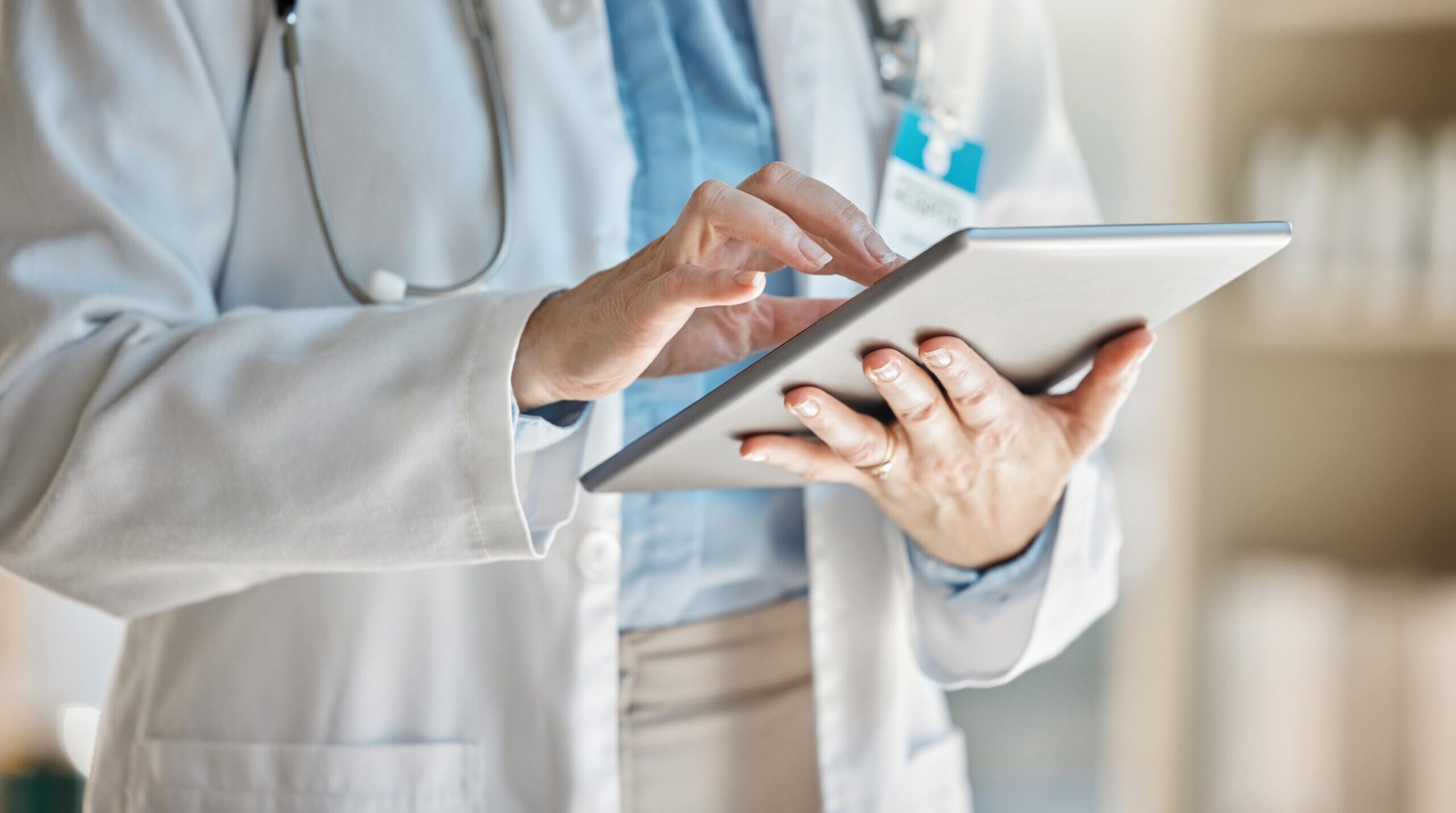 Lekarz korzystający z tabletu